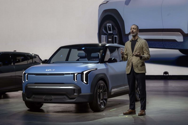 "EV2, 유럽서 1위 판매돌풍 잇는다" 기아, 전기차 신차 3종 글로벌 첫 공개 [FN 모빌리티]