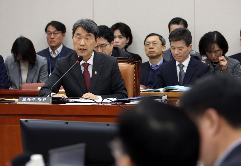 [서울=뉴시스] 고승민 기자 = 이주호 사회부총리 겸 교육부 장관이 26일 서울 여의도 국회에서 열린 제422회 국회(임시회) 교육위원회 제2차 전체회의에서 의원 질의에 답하고 있다. 2025.02.26. kkssmm99@newsis.com