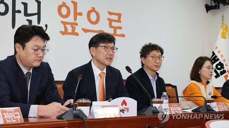 선거기획단 회의에서 발언하는 함익병 선거기획단장 (출처=연합뉴스)