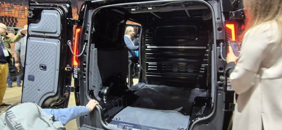 "EV2, 유럽서 1위 판매돌풍 잇는다" 기아, 전기차 신차 3종 글로벌 첫 공개 [FN 모빌리티]