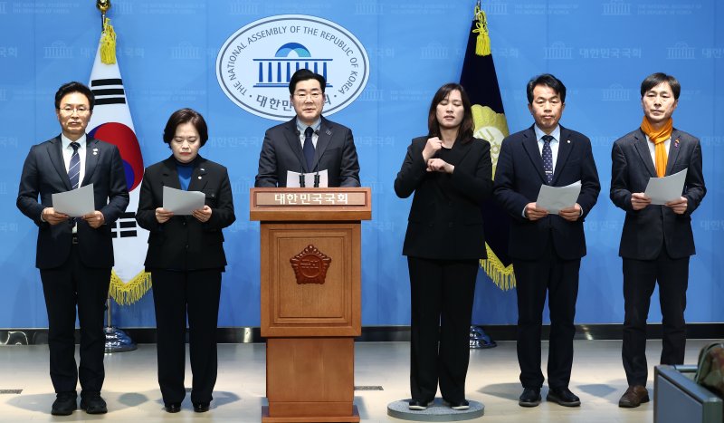 더불어민주당·조국혁신당·사회민주당 등 야 6당 원내대표가 26일 오후 서울 여의도 국회 소통관에서 김건희 여사의 김영선 전 의원 공천 개입 의혹 녹취 공개 관련 기자회견을 하고 있다. 오른쪽부터 한창민 사회민주당 대표, 윤종오 진보당 원내대표, 박찬대 더불어민주당 원내대표, 정춘생 조국혁신당 원내수석부대표, 정진욱 민주당 의원. 2025.2.26/뉴스1 ⓒ News1 김민지 기자