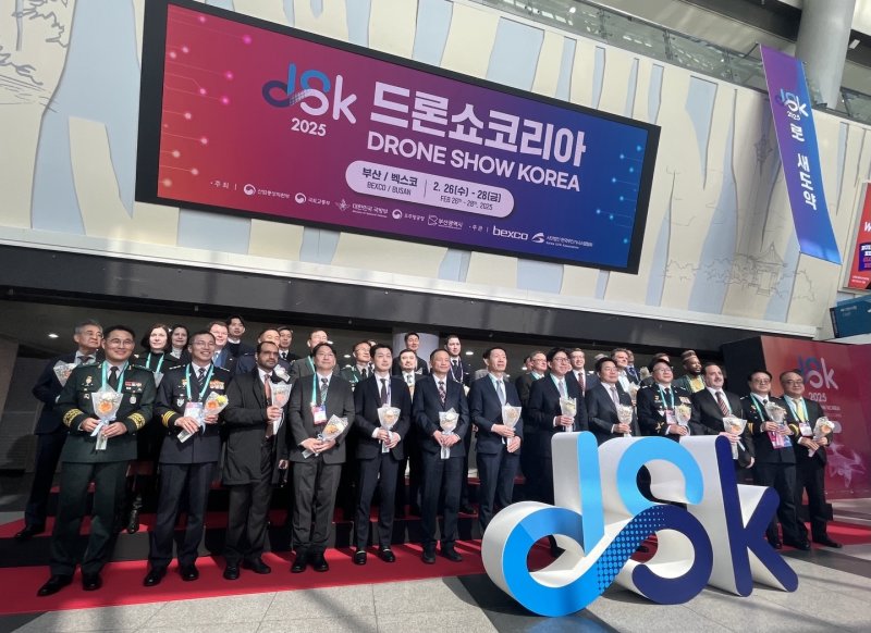 DSK 2025 개회식 참석자들이 26일 오후 벡스코 제1전시장에서 기념 촬영을 하고 있다.2025.2.26/뉴스1 ⓒ News1 장광일 기자