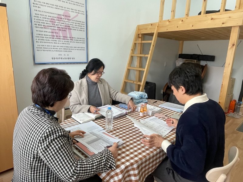 정읍시는 중증장애인생산품에 대한 인식을 개선하고, 우선구매 활성화를 돕기 위해 26일 주요 12개 부서 회계 담당자를 대상으로 ‘중증장애인생산품 구매 촉진을 위한 맞춤형 1:1 컨설팅’을 진행했다.(정읍시 제공. 재판매 및 DB금지)2025.2.26/뉴스1
