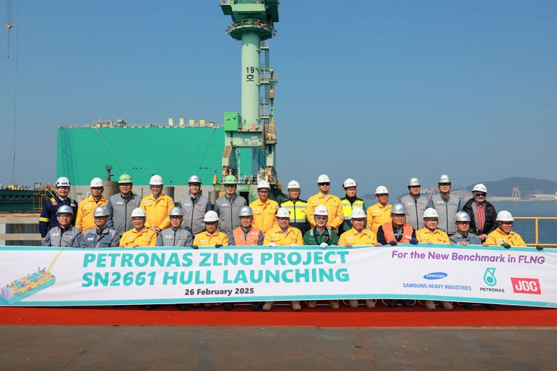 "축구장 2.5배 크기"...삼성중공업, 말레이시아에 FLNG 진수