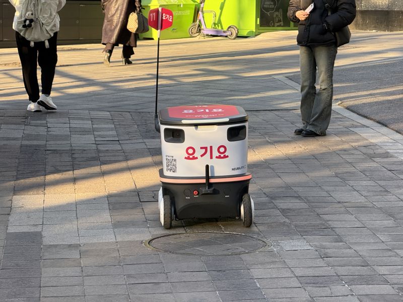 지난달 25일 서울 강남역 인근에서 요기요 배달 로봇이 음식 배달 서비스를 하고 있다. 사진= 주원규 기자.