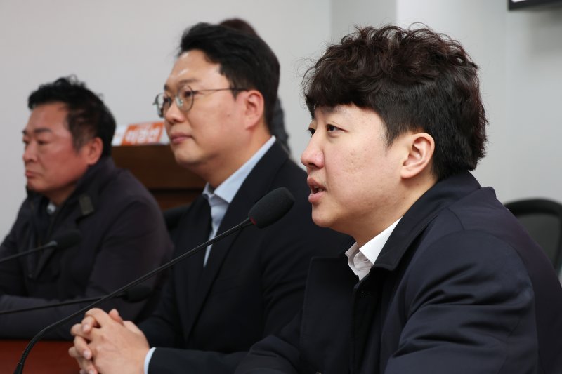 이준석 개혁신당 의원이 21일 오전 서울 여의도 국회 의원회관에서 열린 제1차 당협위원장 간담회에서 인사말을 하고 있다. 이 의원 오른쪽은 천하람 대표권한대행 겸 원내대표. 2025.2.21/뉴스1 ⓒ News1 이광호 기자