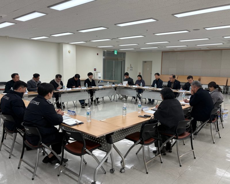 [부산=뉴시스] 26일 부산항 신항 배후단지 부가 물류 활성화 등을 위한 제도개선TF 회의가 진행되고 있다. (사진=부산항만공사 제공) 2025.02.26. photo@newsis.com *재판매 및 DB 금지