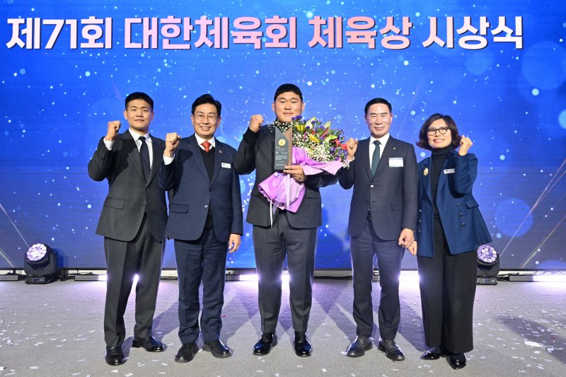 제71회 대한체육회 체육상 시상식에서 전진선 경기 양평군수(사진 왼쪽 두 번째)와 김민종 유도선수(사진 가운데)가 기념사진을 찍고 있다.(양평군 제공, 재판매 및 DB 금지)/뉴스1