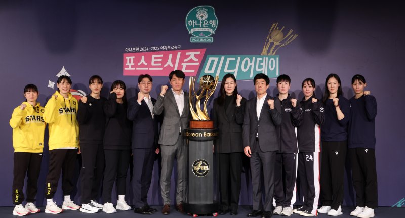 [서울=뉴시스] 김선웅 기자 = 여자농구 KB스타즈 허예은(왼쪽부터), 강이슬, 우리은행 김단비, 이명관, KB스타즈 김완수 감독, 우리은행 위성우 감독, BNK 박정은 감독, 삼성생명 하상윤 감독, BNK 박혜진, 김소니아, 삼성생명 이해란, 배혜윤이 26일 서울 마포구 스탠포드호텔코리아에서 열린 하나은행 2024-2025 여자프로농구 포스트시즌 미디어데이 행사에서 단체사진을 촬영하고 있다. 2025.02.26. mangusta@newsis.com