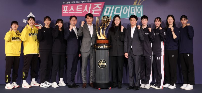 [서울=뉴시스] 김선웅 기자 = 여자농구 KB스타즈 허예은(왼쪽부터), 강이슬, 우리은행 김단비, 이명관, KB스타즈 김완수 감독, 우리은행 위성우 감독, BNK 박정은 감독, 삼성생명 하상윤 감독, BNK 박혜진, 김소니아, 삼성생명 이해란, 배혜윤이 26일 서울 마포구 스탠포드호텔코리아에서 열린 하나은행 2024-2025 여자프로농구 포스트시즌 미디어데이 행사에서 단체사진을 촬영하고 있다. 2025.02.26. mangusta@newsis.com