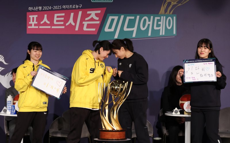 [서울=뉴시스] 김선웅 기자 = 여자농구 KB스타즈 허예은(왼쪽부터), 강이슬, 우리은행 김단비, 이명관이 26일 서울 마포구 스탠포드호텔코리아에서 열린 하나은행 2024-2025 여자프로농구 포스트시즌 미디어데이 행사에서 포즈를 취하고 있다. 2025.02.26. mangusta@newsis.com