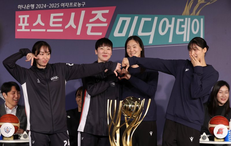 [서울=뉴시스] 김선웅 기자 = 여자농구 BNK 박혜진(왼쪽부터), 김소니아, 삼성생명 이해란, 배혜윤이 26일 서울 마포구 스탠포드호텔코리아에서 열린 하나은행 2024-2025 여자프로농구 포스트시즌 미디어데이 행사에서 포즈를 취하고 있다. 2025.02.26. mangusta@newsis.com