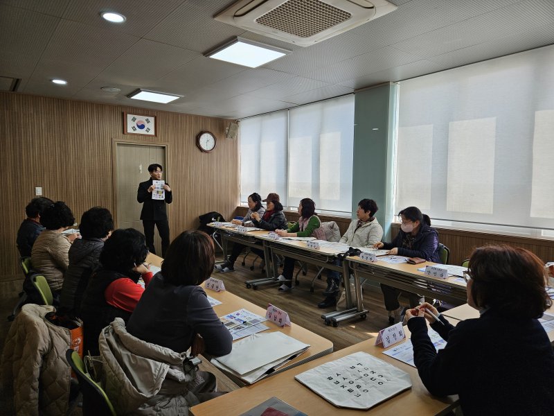 [울산=뉴시스] 울산시 중구가 운영 중인 찾아가는 한글 교육 '도란도란 한글 마실'. (사진=울산 중구 제공) photo@newsis.com *재판매 및 DB 금지