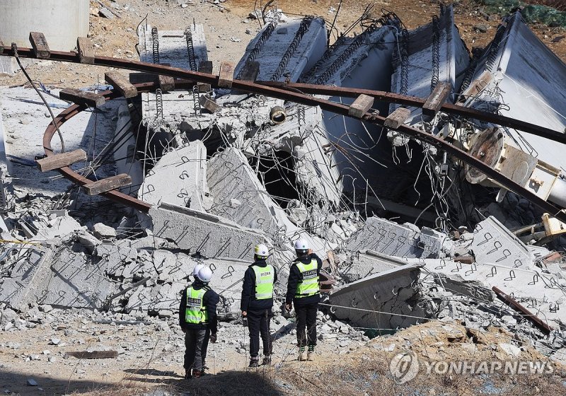 교량 상판 붕괴 사고 현장 살펴보는 관계자들 (출처=연합뉴스)