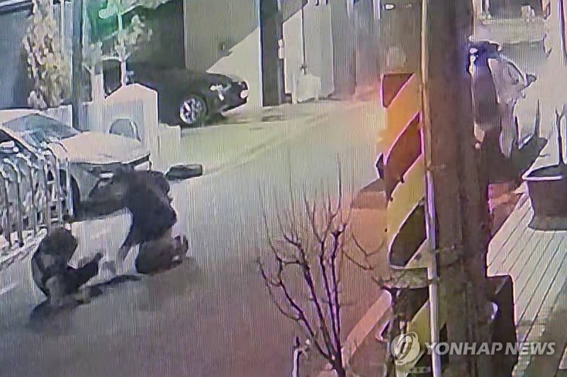 흉기난동범 공격에 쓰러지는 경찰 (출처=연합뉴스)