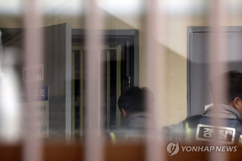 총기고 살피는 경찰들 (출처=연합뉴스)