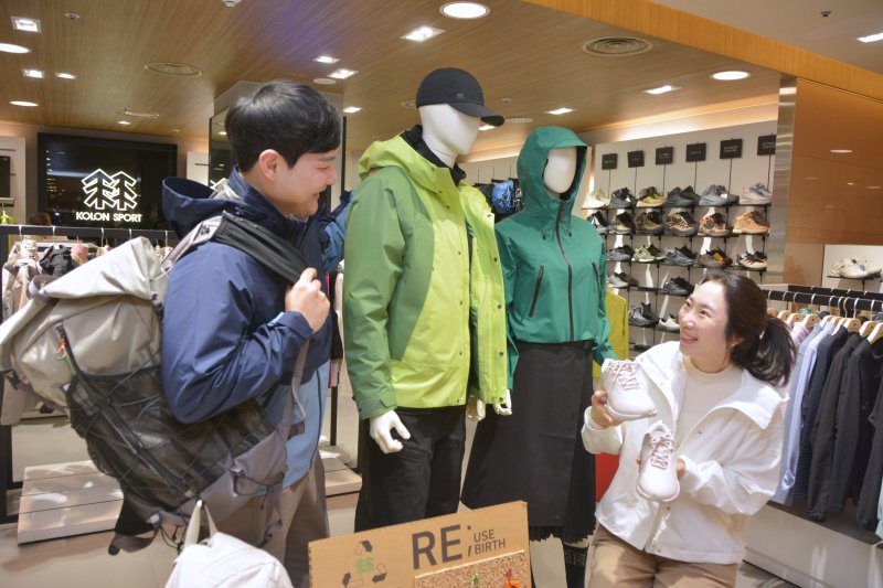 [대구=뉴시스] '코오롱스포츠'는 등산복 아웃도어룩을 일상복에 녹여 입는 패션 스타일을 반영한 신제품들을 출시했다. (사진 = 대구백화점 제공) 2025.02.26. photo@newsis.com *재판매 및 DB 금지