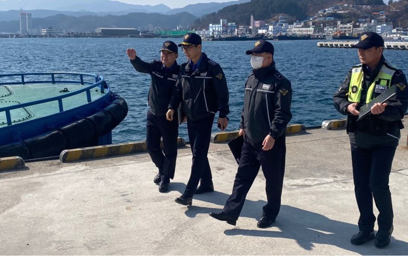 배병학 경북 울진해경서장이 울진대개와 붉은대게 축제가 열리는 후포항 일원에서 사전 현장 점검을 하고 있다. (울진해양경찰서제공, 재판매 및 DB 금지) 2025.2.26/뉴스1