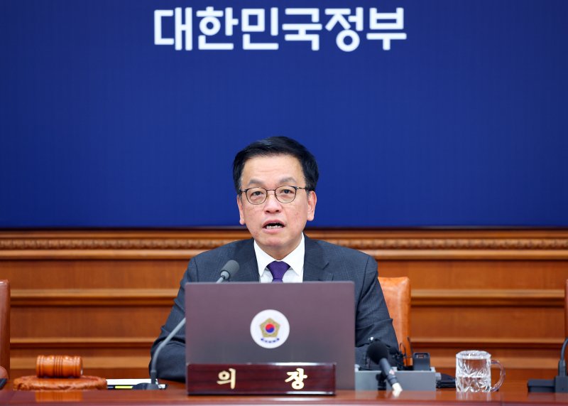 [서울=뉴시스] 최진석 기자 = 최상목 대통령 권한대행 부총리 겸 기획재정부 장관이 25일 정부서울청사에서 열린 국무회의에서 발언하고 있다. 2025.02.25. myjs@newsis.com