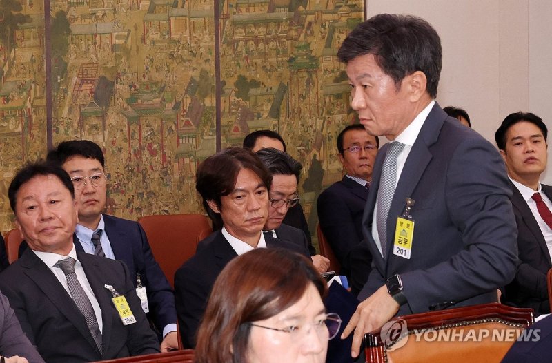 발언대 향하는 정몽규 대한축구협회장 (출처=연합뉴스)