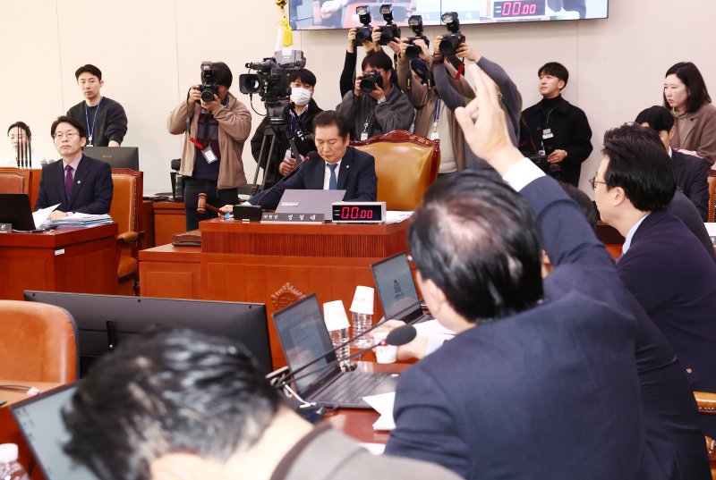 정청래 법제사법위원장이 26일 오전 서울 여의도 국회에서 열린 법제사법위원회 전체회의에서 의사봉을 두드리고 있다. 오른쪽은 송석준 국민의힘 의원이 의사진행 발언을 요청하는 모습. 2025.2.26/뉴스1 ⓒ News1 김민지 기자
