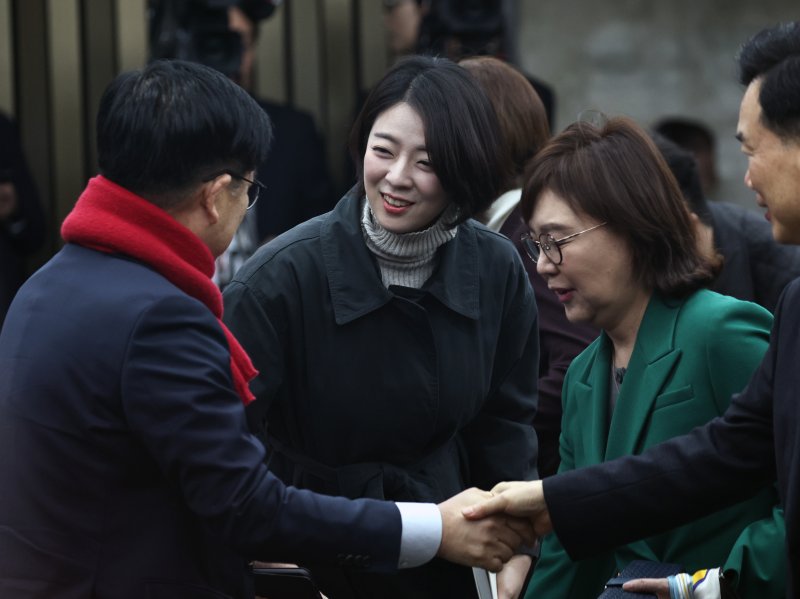 배현진 국민의힘 의원이 19일 오후 서울 여의도 국회에서 열린 의원총회에서 동료 의원들과 인사 나누고 있다. 2024.2.19/뉴스1 ⓒ News1 구윤성 기자