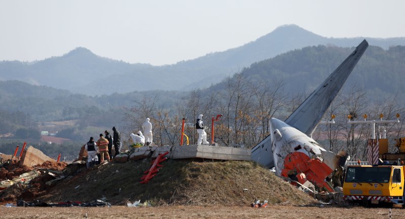 [무안=뉴시스] 김선웅 기자 = 2일 전남 무안국제공항 제주항공 여객기 참사 현장에서 항공·철도사고 조사위원회(ARAIB) 관계자들이 로컬라이저(방위각 표시 시설)가 설치된 콘크리트 둔덕을 조사하고 있다. 2025.01.02. mangusta@newsis.com