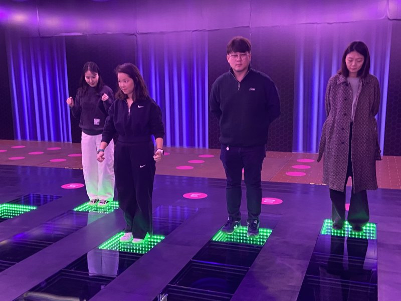 서울 성동구 성수동 에스팩토리에서 열린 '오징어 게임: 더 익스피리언스'(Squid Game: The Experience)에서 넷플릭스 관계자들이 '징검다리 건너기' 게임 시연을 보이고 있다. 건넌 다리가 초록색 불빛으로 변하면 살아남고, 붉은색 불빛으로 변하면 탈락한다. 2025.02.26. ⓒ 뉴스1 신은빈 기자