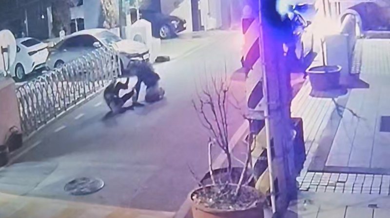 [광주=뉴시스] 박기웅 기자 = 26일 오전 3시10분께 광주 동구 금남공원 인근 골목길에서 50대 피의자가 출동한 경찰관을 흉기로 공격하고 있다. 피의자는 경찰의 쏜 권총 실탄에 맞아 숨졌다. (사진 = 독자 제공) 2025.02.26. photo@newsis.com