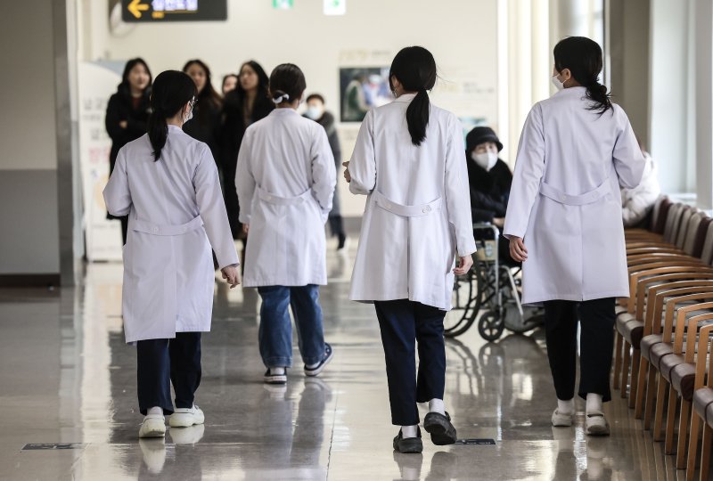 [서울=뉴시스] 정병혁 기자 = 지난 7일 서울시내 대학병원에서 의료진이 이동하고 있다. 2025.02.07. jhope@newsis.com
