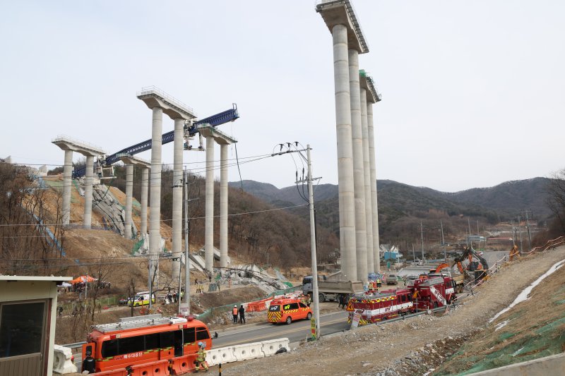 소방대원들이 25일 경기 안성시 서운면 산평리 서울세종고속도로 공사장 교량 붕괴 사고현장에서 구조작업을 펼치고 있다. 2025.2.25/뉴스1 ⓒ News1 김영운 기자
