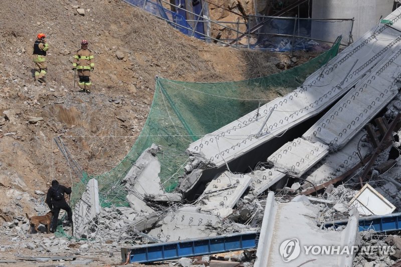 안성 고속도로 교량 공사장 붕괴 현장 수색작업 (출처=연합뉴스)