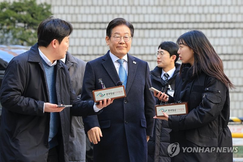 취재진 질문 듣는 이재명 대표 (출처=연합뉴스)