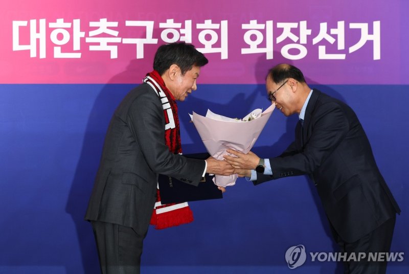 꽃다발 받는 정몽규 축구협회장 (출처=연합뉴스)