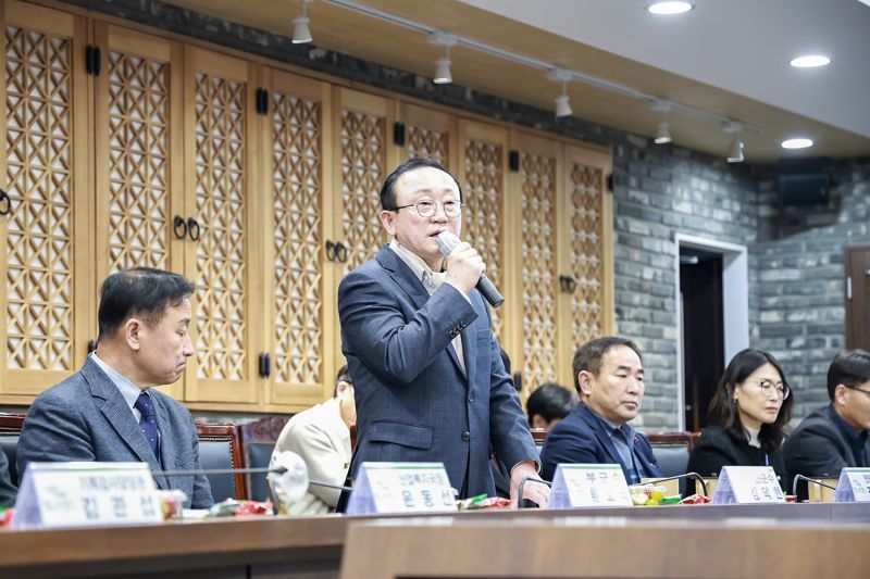 연천군 미래 발전을 위한 역대 군수 및 의장 간담회에서 김덕현 군수가 발언하고 있다. 연천군 제공
