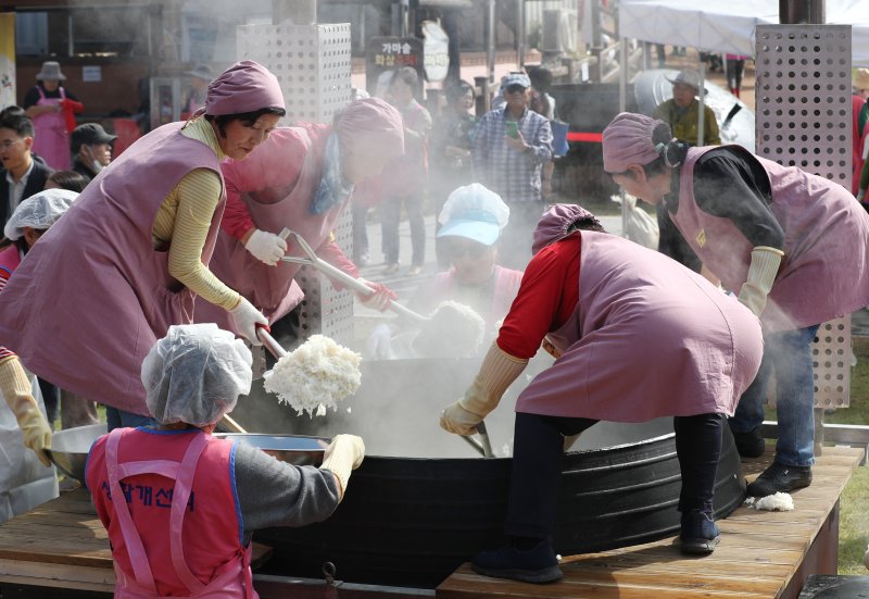 ‘제23회 이천쌀문화축제’가 개막한 16일 오후 경기 이천시 모가면 이천농업테마공원에서 행사 관계자들이 2000인분 가마솥 밥을 푸고 있다. 2024.10.16/뉴스1 ⓒ News1 김영운 기자