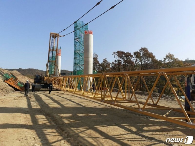 지난 2020년 10월 경기 용인시 처인구 양지면 서울-세종고속도로 6공구 공사 현장에서 전도되는 크레인에 근로자 2명이 깔려 숨졌다.. 사진은 사고 현장. 2020.10.30/뉴스1 ⓒ News1