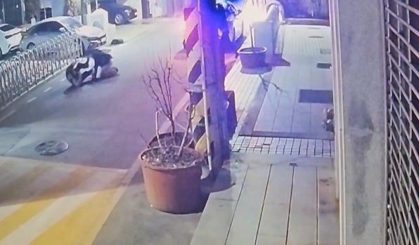 26일 오전 3시 10분쯤 광주 동구 금남로에서 스토킹 의심 신고를 받고 출동한 경찰관에게 흉기를 휘두른 50대 A 씨가 경찰의 총격에 숨졌다. 사진은 폐쇄회로에 찍힌 A 씨가 경찰관을 공격하는 모습. (독자제공. 재판매 및 DB 금지) 2025.2.26/뉴스1