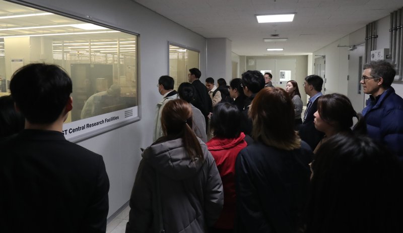 APEC 회원대표들이 26일 UNIST 연구지원본부 나노소자공정실을 둘러보고 있다. 2025.2.26/뉴스1 ⓒ News1 조민주 기자