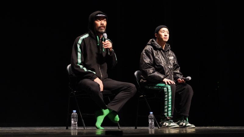 [서울=뉴시스] 26일 서울 서초구 예술의전당 CJ토월극장에서 열린 현대무용단 앰비규어스댄스컴퍼니 15주년 기념 공연 '바디콘서트' 프레스콜에 참석한 김보람 예술감독(왼쪽)과 장경민 대표 (사진=앰비규어스댄스컴퍼니 제공) 2025.02.26. photo@newsis.com *재판매 및 DB 금지