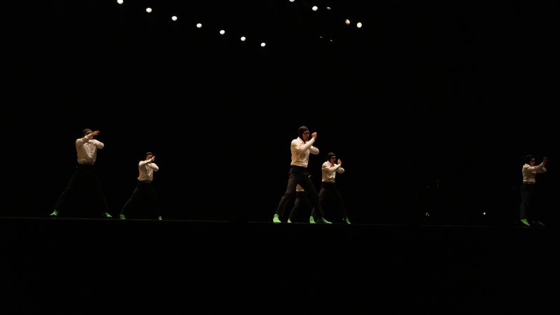 [서울=뉴시스] 26일 서울 서초구 예술의전당 CJ토월극장에서 열린 현대무용단 앰비규어스댄스컴퍼니 15주년 기념 공연 '바디콘서트' 프레스콜 공연 (사진=앰비규어스댄스컴퍼니 제공) 2025.02.26. photo@newsis.com *재판매 및 DB 금지