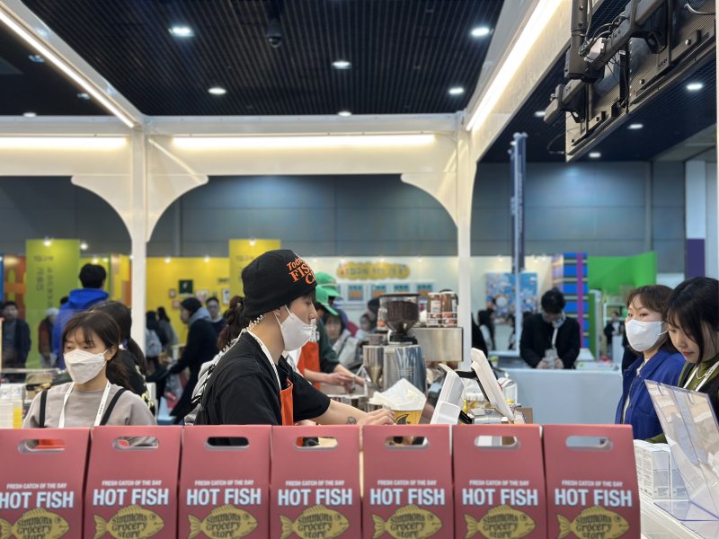 매트리스 위에 140㎏ 원통 롤러… 10만번 굴러도 끄떡없네