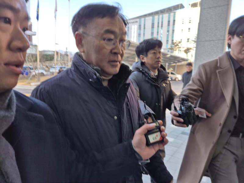 여성민원인을 상대로 한 성비위와 금품수수 등의 의혹을 받는 김진하 양양군수가 2일 구속 전 피의자 심문(영장실질심사)을 받기 위해 춘천지법 속초지원에 들어서고 있다. 2025.1.2/뉴스1 ⓒ News1 윤왕근 기자
