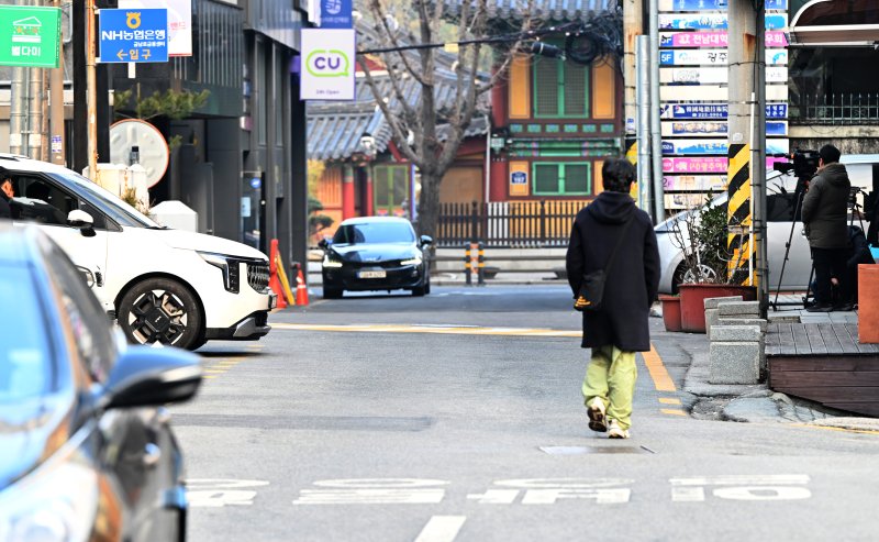 [광주=뉴시스] 김혜인 기자 = 흉기를 휘두른 피의자가 경찰 실탄을 맞고 숨진 26일 오전 사건이 발생한 광주 동구 금남로 일방통행 도로에서 행인이 길을 지나고 있다. 2025.02.26. hyein0342@newsis.com
