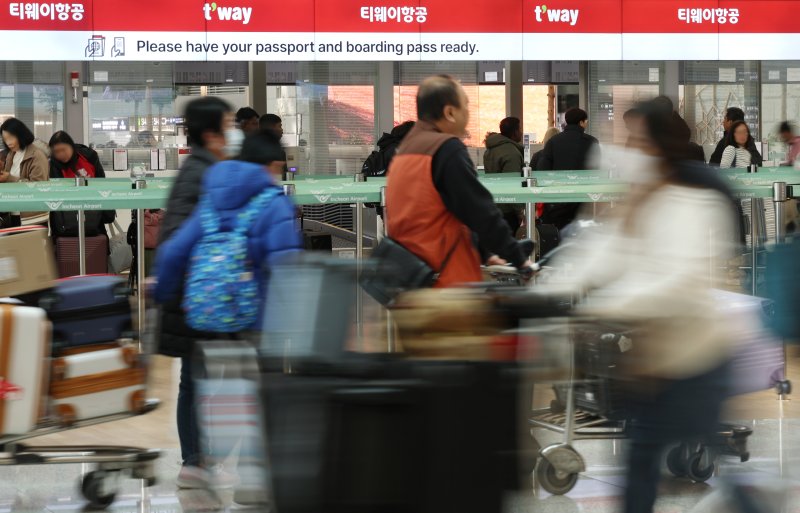 인천공항 1터미널 티웨이 카운트에 관광객들이 발권을 위해 줄을 서 있다. /뉴스1 ⓒ News1 권현진 기자