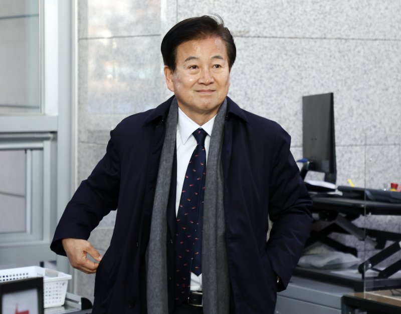 [전주=뉴시스] 김얼 기자 = 공직선거법 위반 협의로 기소된 더불어민주당 정동영(전북 전주병) 의원이 15일 전북 전주시 전주지방법원에서 재판을 받기 위해 법정으로 향하고 있다. (전북사진기자단 공동취재) 2025.01.15. pmkeul@newsis.com