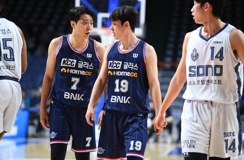 [서울=뉴시스] 프로농구 부산 KCC의 정창영(왼쪽), 이근휘. (사진=KBL 제공) *재판매 및 DB 금지