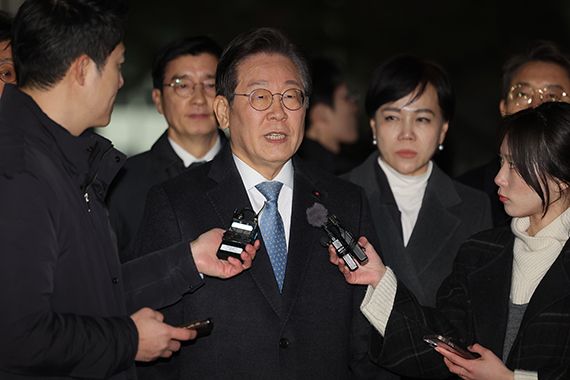 더불어민주당 이재명 대표(가운데)가 26일 서울고등법원에서 열린 공직선거법 위반 혐의 사건 2심 결심 공판을 마친 뒤 법정을 나서며 발언하고 있다. 연합뉴스