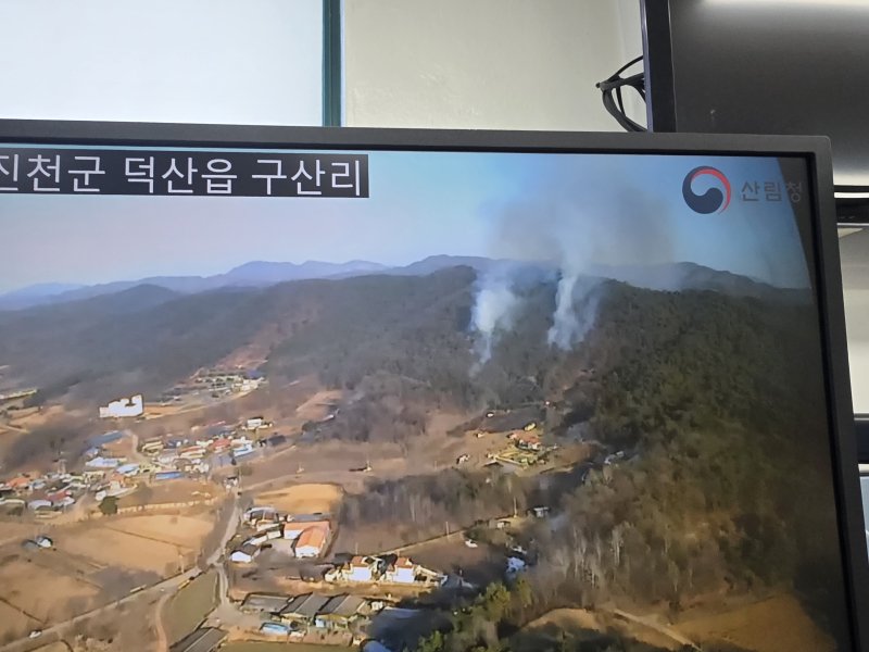 [진천=뉴시스] 26일 충북 진천군 덕산읍 구산리의 한 야산에서 불이나 연기가 솟구치고 있다. (사진= 중부지방산림청 제공) 2025.02.26. photo@newsis.com *재판매 및 DB 금지
