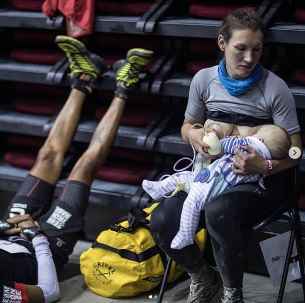 [서울=뉴시스]48시간 동안 쉬지 않고 러닝머신에서 370.9㎞를 달려 세계 신기록을 수립한 영국의 여성 울트라마라톤 선수 소피 파워가 지난 2018년 몽블랑 울트라마라톤 완주 후 3개월 된 아기에게 모유 수유하고 있는 모습. 그녀는 이 사진으로 세계적으로 명성을 얻었었다. <사진 출처 : 캐나다 러닝 매거진> 2025.02.26.
